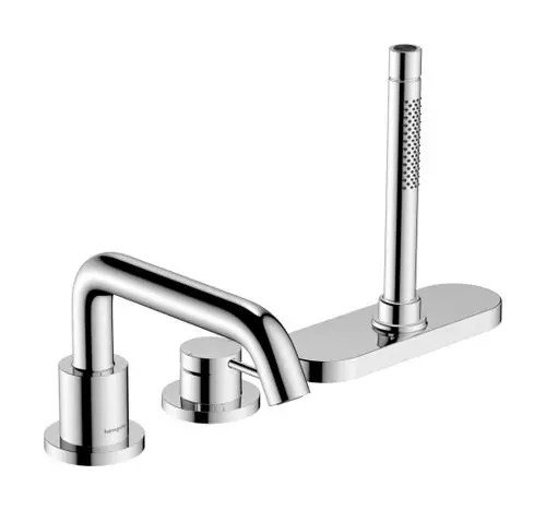 Chromfarbener Wannenrandmischer von Hansgrohe mit drei Bedienelementen und einer ausziehbaren Sbox für flexiblen Gebrauch.